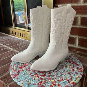White womens cowboy boots size 5 1/2 (fit like a 5)